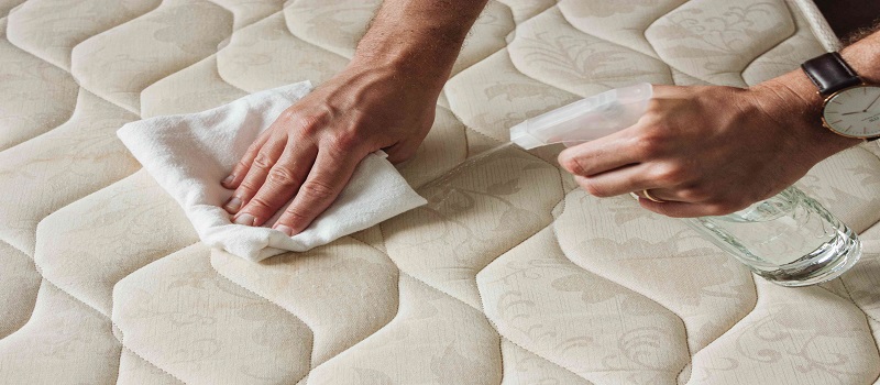 Clean a Mattress With Vinegar